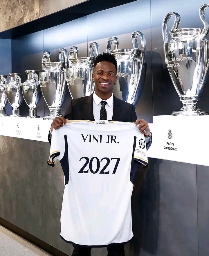 Vinicius Jr. Perpanjang Kontrak dengan Real Madrid Sampai 2027 1698827269526