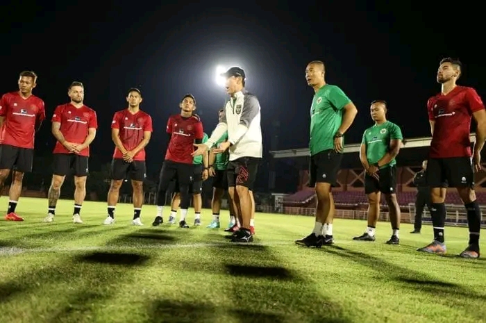 Pelatih Fisik Timnas Indonesia Sebut Stamina Pemainnya Kurang, Netizen : Orang Makannya Mie Instan 1703748538102