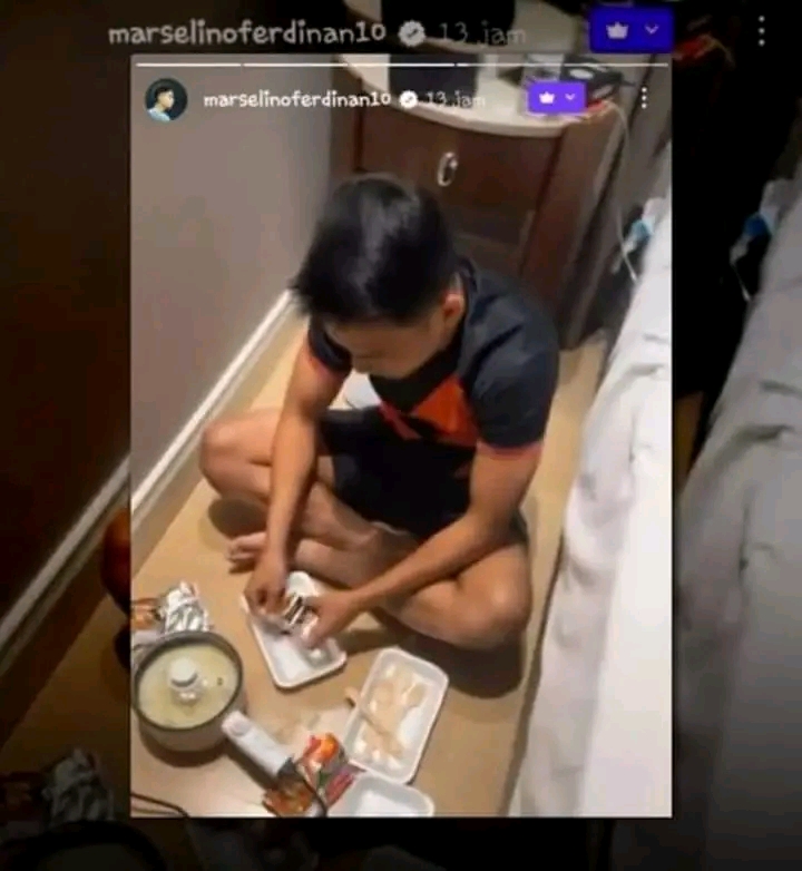 Dua Pemain Timnas Indonesia yang Makan Mie Instan Justru Tidak Diberi Hukuman pemain timnas sedang asyik makan mie