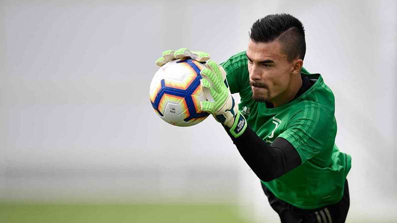 Berpeluang Sebagai Kiper Saat Melawan Lecce Emil Menggantikan Yann
