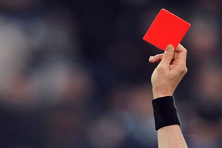 Bulan Ini, 13 Tahun Lalu : Rekor 36 Kartu Merah Dikeluarkan Dalam Satu Pertandingan