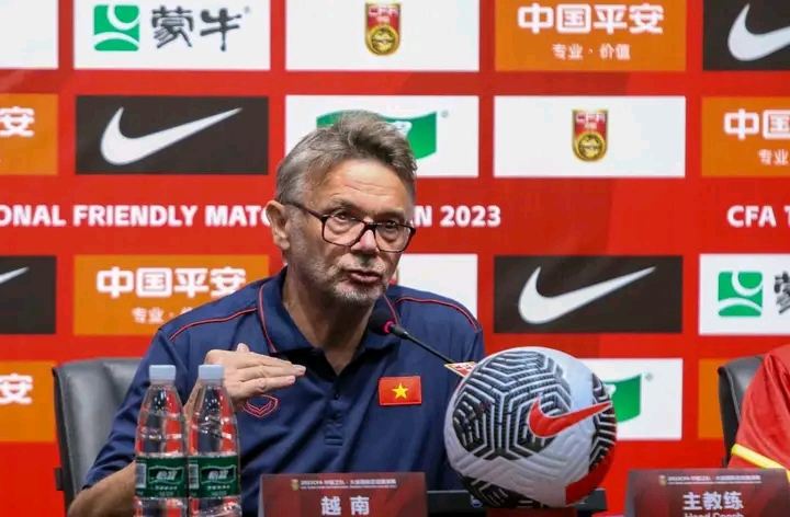 Philipe Troussier Kliyengan Tebak Strategi yang Dipakai Shin Tae-yong : Gak Tau Dia Pake yang Mana 1711438762940