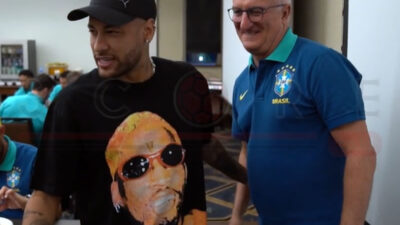 Aksi Mengejutkan Neymar Beli Jersey di Kaki Lima1