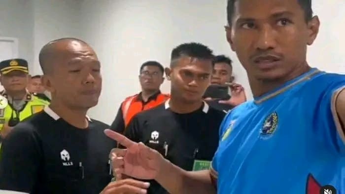 zulkifli syukur tak bisa menyembunyikan amarahnya soal tragedi tonjok wasit.