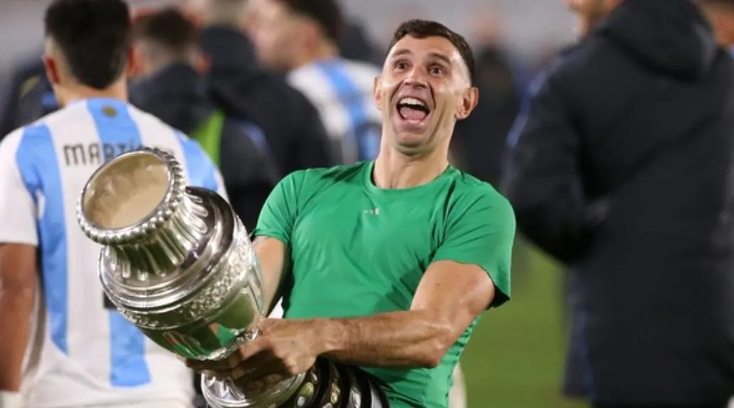 Gokil! Juara Lagi, Emiliano Martinez Pertahankan Yashin Trophy Emiliano Martinez 1