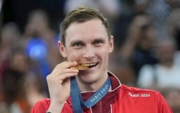 Viktor Axelsen Merekrut Peter Gade untuk Jadi Tim Pelatihnya