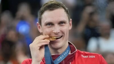 Viktor Axelsen Merekrut Peter Gade