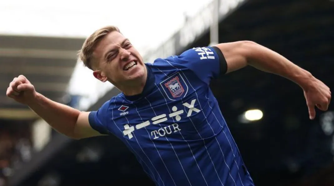 Bye Osimhen dan Isak, Chelsea Coba Alihkan Bidikan ke Striker Muda Ipswich Town Liam Delap 1