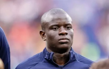 Memang Panutan! N’Golo Kante Punguti Sampah di Lapangan Saat Pemain Lain Lebih Pilih Istirahat