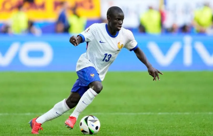 Memang Panutan! N'Golo Kante Punguti Sampah di Lapangan Saat Pemain Lain Lebih Pilih Istirahat NGolo Kante