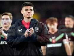 2 Fakta Aksi Mees Hilgers Saat FC Twente Dikalahkan PSV dengan Skor Telak