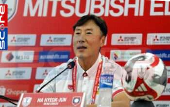 Pelatih Timnas Laos Sapa Jurnalis dengan Bahasa Indonesia di Konferensi Pers