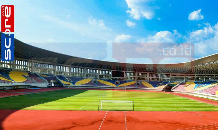 Rumput Stadion Manahan Jelang Pertandingan