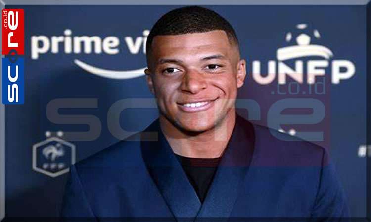 Kylian Mbappe Maestro Dribbling Bola