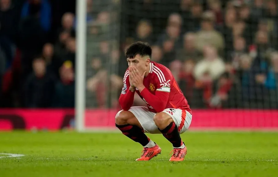 Operasi Sukses, Lisandro Martinez Bakal Absen Lama di Skuad MU? Lisandro Martinez