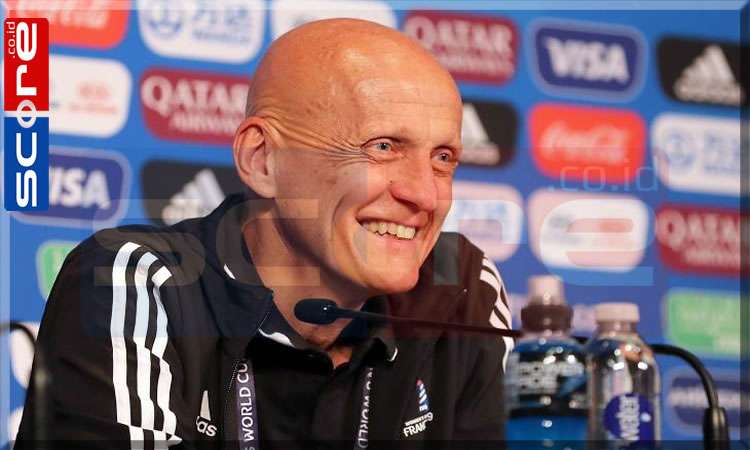 Pierluigi Collina Wasit Legendaris