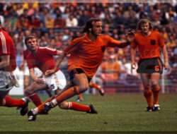 Profil Johan Neeskens: Legenda Total Football Box-to-Box (1951-2024)