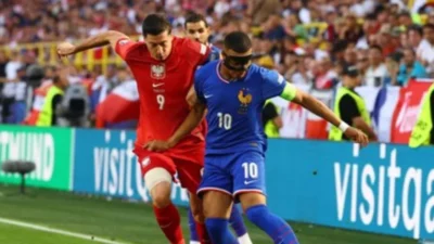 Robert Lewandowski vs Kylian Mbappe