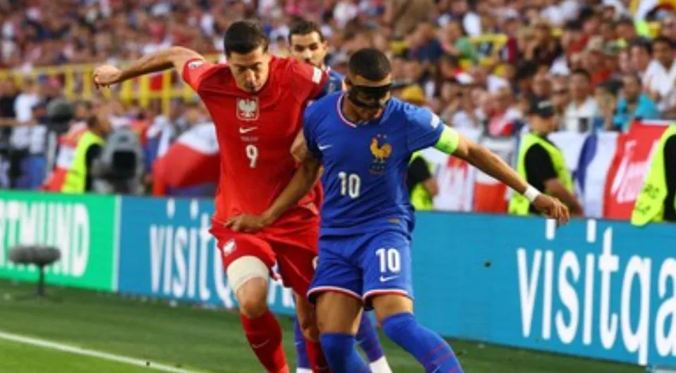 Robert Lewandowski vs Kylian Mbappe