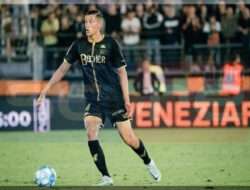 2 Aksi Keren Jay Idzes di Lini Pertahanan Venezia