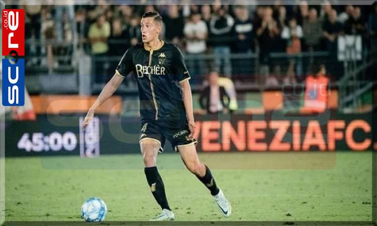 Aksi Keren Jay Idzes di Lini Pertahanan