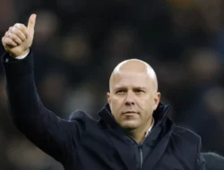 Baru Semusim Langsung Juara, Arne Slot Segera Masuk Klub Eksklusif Manajer Premier League