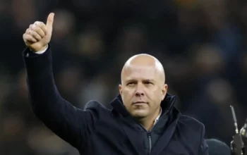 Baru Semusim Langsung Juara, Arne Slot Segera Masuk Klub Eksklusif Manajer Premier League