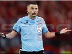 Gara-Gara 1 Insiden Michael Oliver Tidak Lagi Bertugas di Liga Inggris