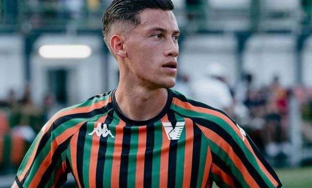 Pemain Venezia Keturunan Indonesia: Identitas dan Kontribusi di Italia Pemain Venezia keturunan Indonesia dan perannya di Italia.