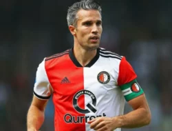 Robin van Persie Siap Lanjutkan Warisan Arne Slot di Feyenoord
