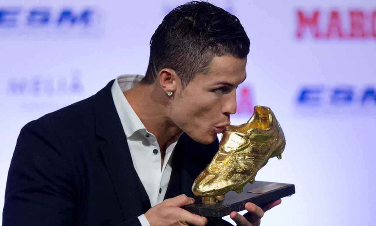 Nilai trofi Sepatu Emas CR7, harga bersejarah.