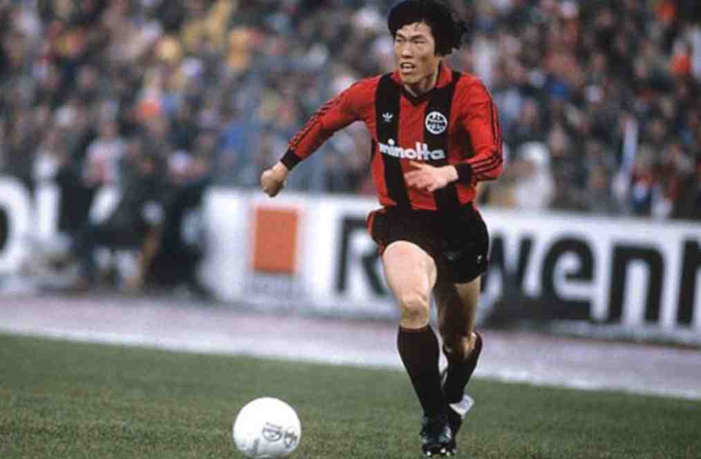 Daftar peringkat teratas berdasarkan prestasi dan statistik.