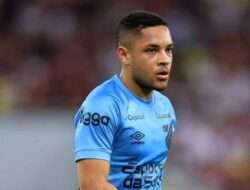 Perlakuan Barcelona ke Vitor Roque Buat Deco Menyesal, Ini Alasannya