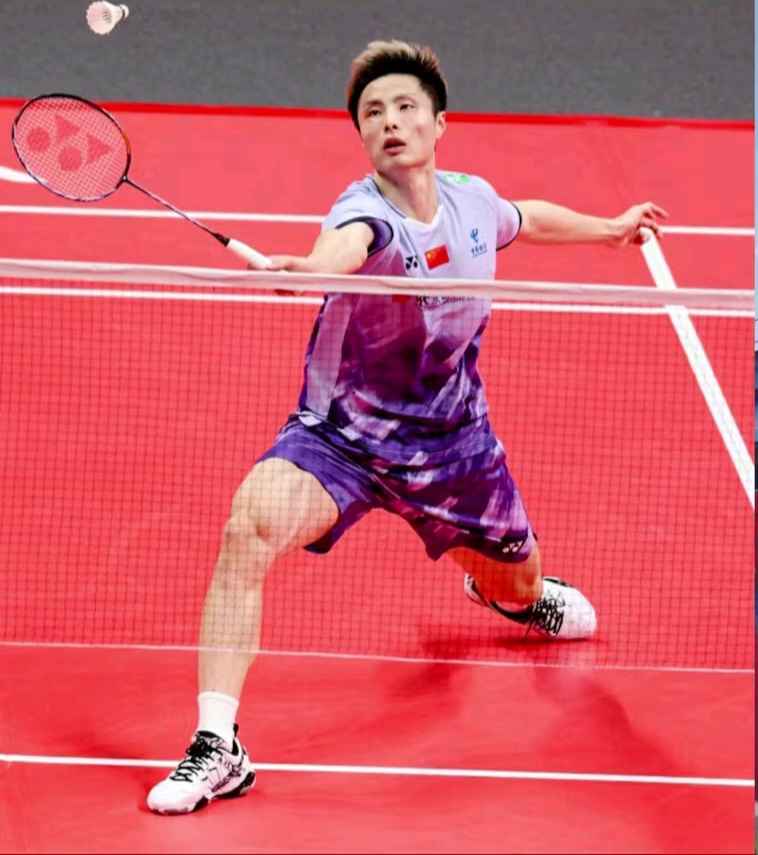 Yu Qi Ubah Gaya Baru di Kejuaraan Dunia 2025