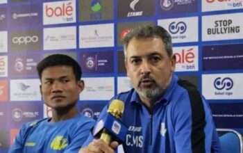 Pelatih Arema Belajar dari Persib Jelang Lawan Persis, Kelabakan Dapat Freekick