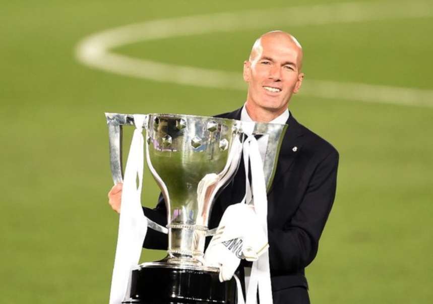 Zinedine Zidane Karir, Perjalanan dari Pemain ke Pelatih Kisah sukses Zizou sebagai maestro dan ahli strategi.