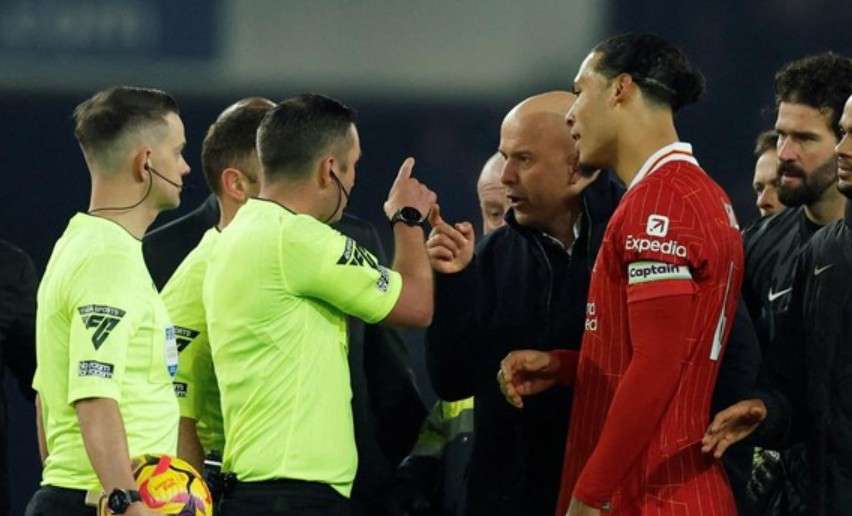 Mengenal Sosok Darren England Wasit Liverpool vs Everton Siapa Pengadil Lapangan di Derby Merseyside Penuh Gengsi