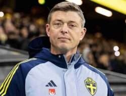 Pelatih Swedia Dipecat Akibat Menyalahkan Duo Strikernya Saat Kalah dari Kosovo