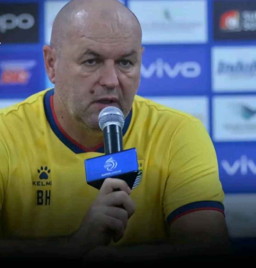 Bojan Hodak Saat Dijumpai pers media@Senin (28/10/2025)