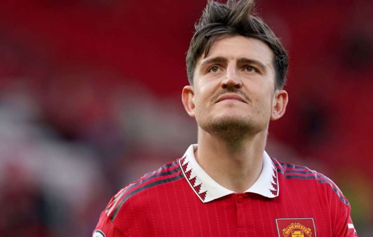 Harry Maguire Rela Potong Gaji Demi Bertahan di MU, Bukti Setia? Analisis keputusan Maguire & masa depannya di MU.