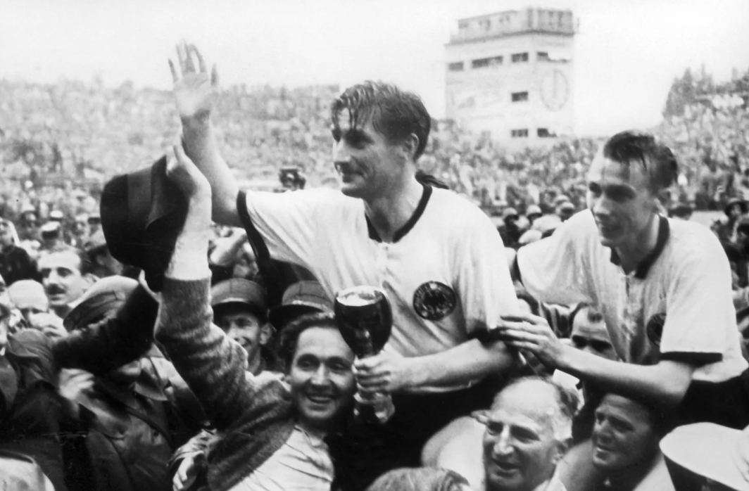 Kapten Timnas Jerman dari Masa ke Masa dan Calon Penerus Ban Kaptennya Daftar pemimpin Der Panzer & siapa penerus Neuer.