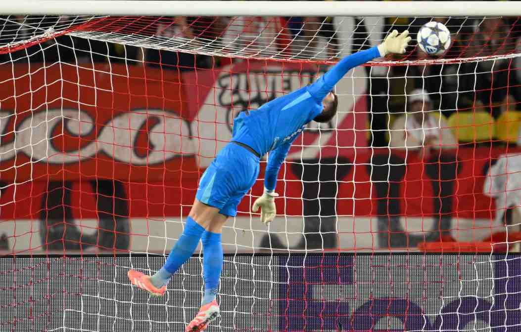 Pemain yang Bersinar di Liga Champions Pekan Ini: Rating Tertinggi Guglielmo Vicario (Tottenham Hotspur) Rating 10.0. Melakukan delapan saves krusial dalam hasil imbang 0-0 melawan Monaco, termasuk mencegah gol dengan metrik Goals Prevented sebesar 2.68 – tertinggi pekan ini