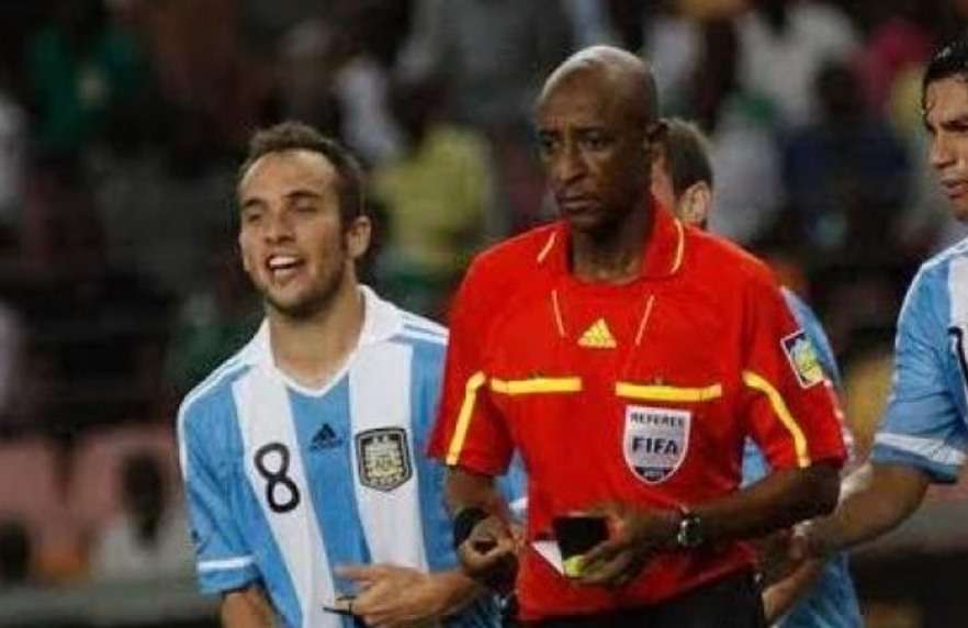 Daftar Wasit Paling Curang di Dunia Sepakbola Sepanjang Sejarah Kontroversi wasit curang dalam sejarah sepak bola dunia.