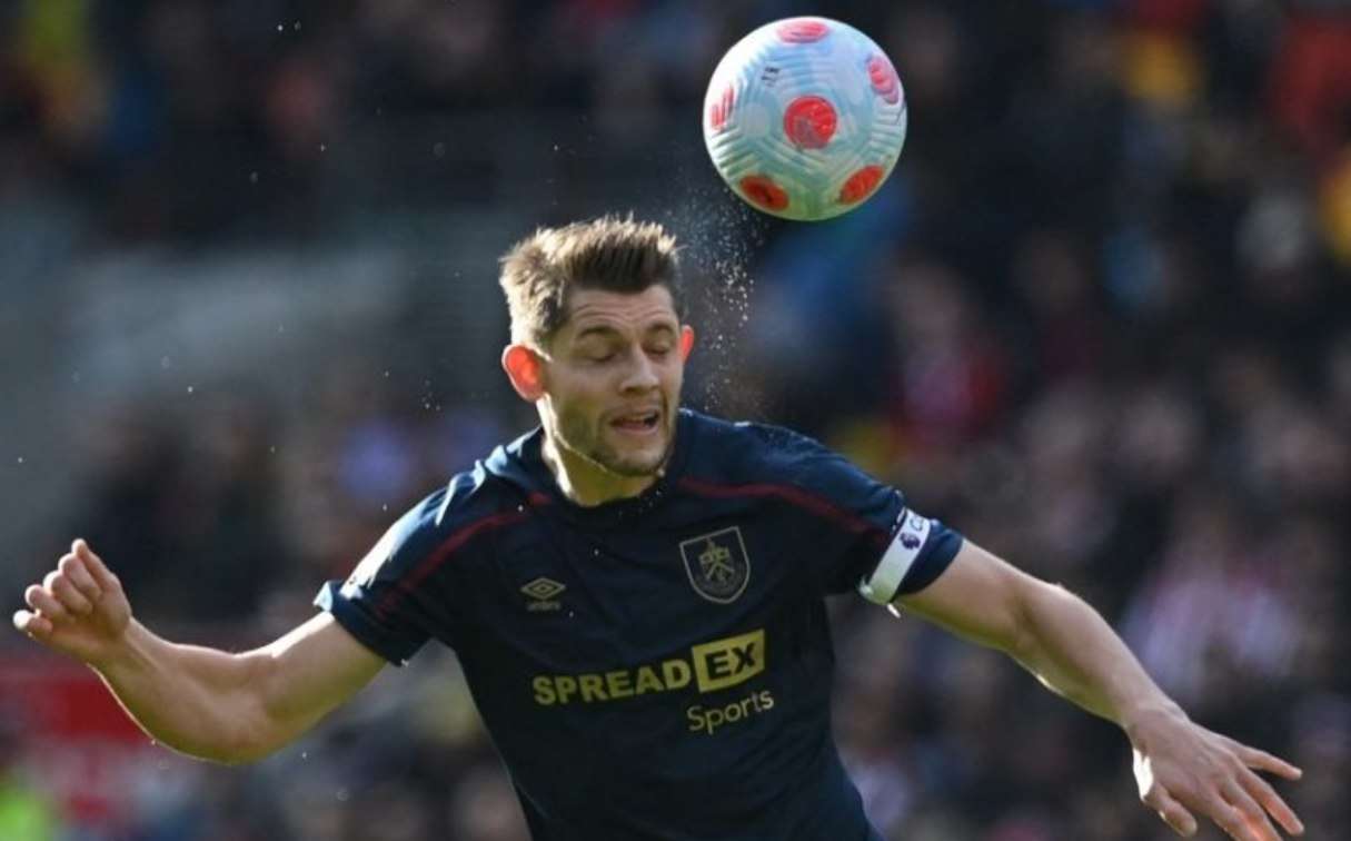 Langkah strategis Everton amankan lini pertahanan.