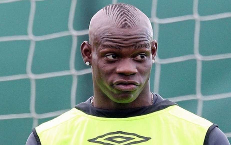 Menjawab Apa Agama Mario Balotelli? Ini Fakta dan Profil Pribadinya Mengungkap keyakinan striker kontroversial Mario Balotelli.