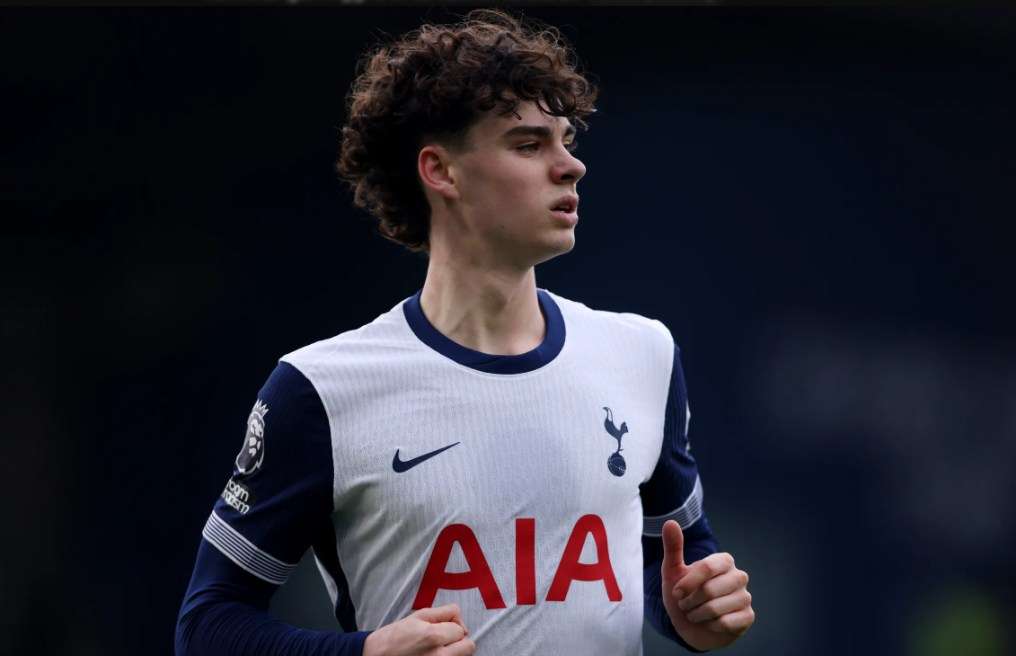 Mengenal Archie Gray, Gelandang Serba Bisa Andalan Tottenham Musim Ini Profil talenta muda Spurs yang jadi kunci lini tengah.