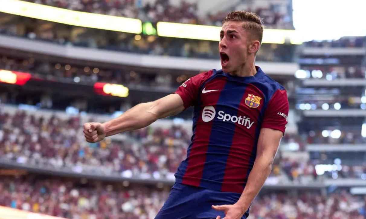 Pemain yang Bersinar di Liga Champions Pekan Ini: Rating Tertinggi Fermín López (Barcelona): Rating 10.0. Mencetak hat-trick dalam kemenangan 6-1 atas Olympiacos, termasuk gol-gol indah dari luar kotak penalti. Dia juga dinobatkan sebagai Player of the Week oleh