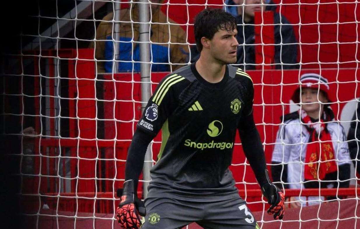 Profil Senne Lammens: Mengenal Sepak Terjang Kiper yang Jadi Andalan Baru MU Siapa Senne Lammens Cek skill kiper baru MU ini.