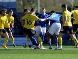 Prediksi Skor Oxford vs Ipswich 29 November 2025: Gaya Bertahan Kontra Gaya Menyerang