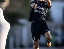 Manchester United Dikabarkan Buat Grup Chat Rahasia Soal Masa Depan Bek Muda Ini, Siapa Dia?